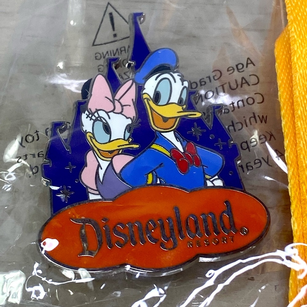 Disneyland Resort Donald Daisy Duck Collector Enameled Pin Lanyard